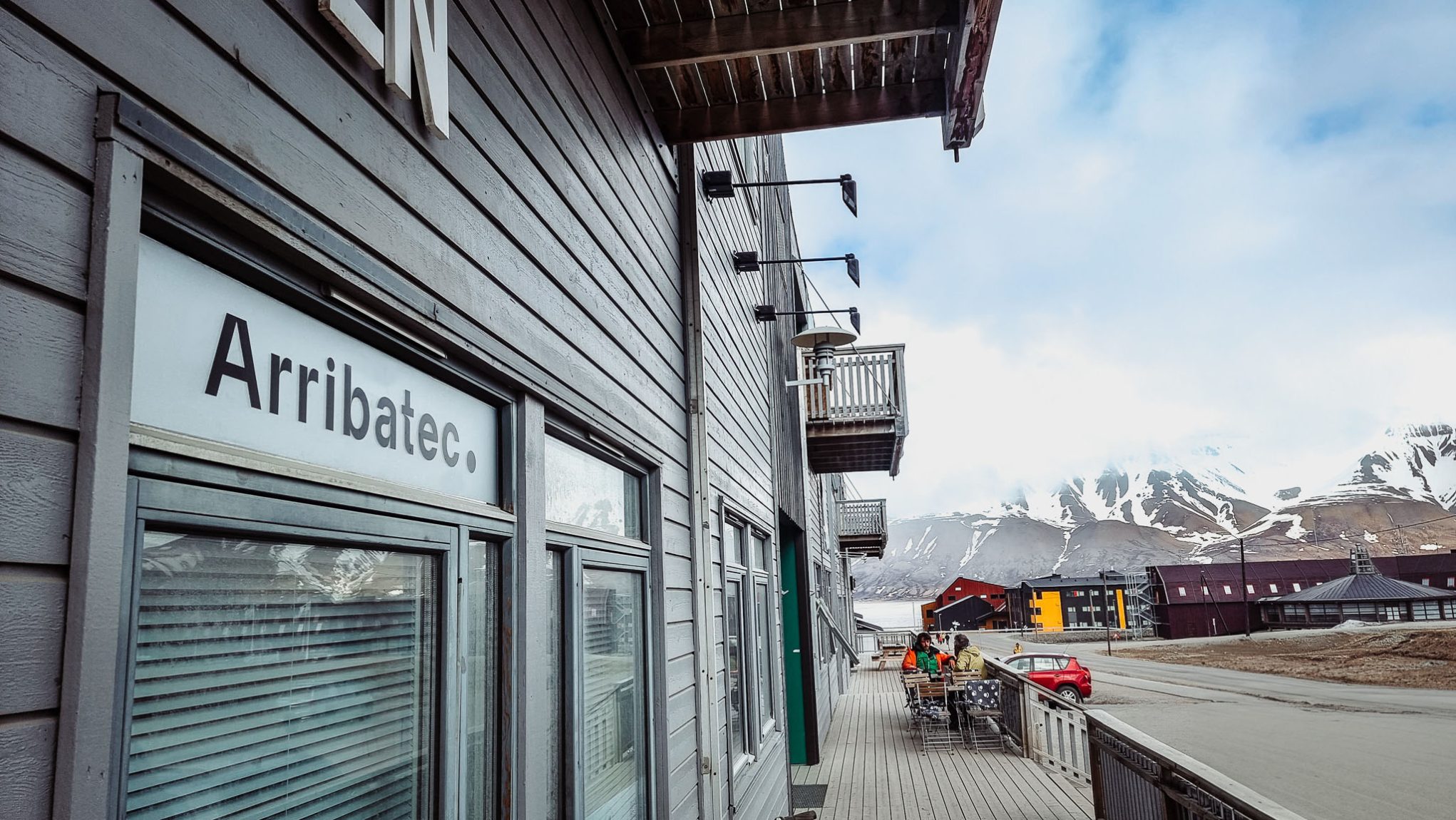 Når vi sier at vårt globale selskap også har lokal tilstedeværelse - mener vi det virkelig! I år etablerte vi et kontor i verdens nordligste by, i sentrum av Longyearbyen, Svalbard. Foto: Anja Charlotte Markussen