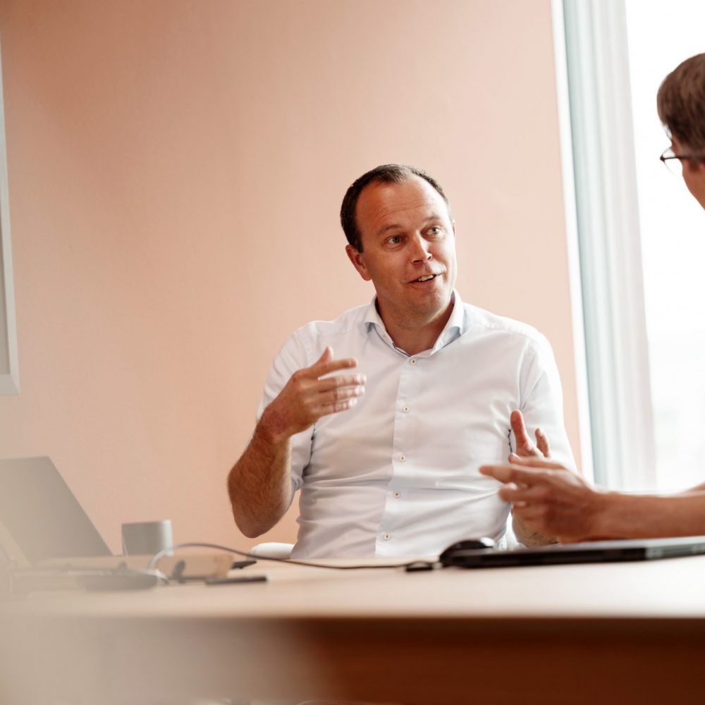 Lars Inge Sørlie Lars Inge Sørlie, Director of Arribatec Business Services Norway, talking to a colleague