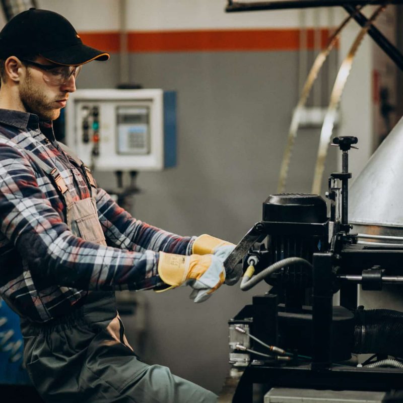 Man working on steel fatory and equipment for steel production IT løsninger for produksjon og logistikk